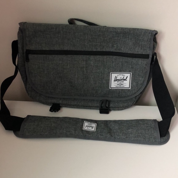 Herschel Supply Pop Quiz Messenger - Picture 2 of 11